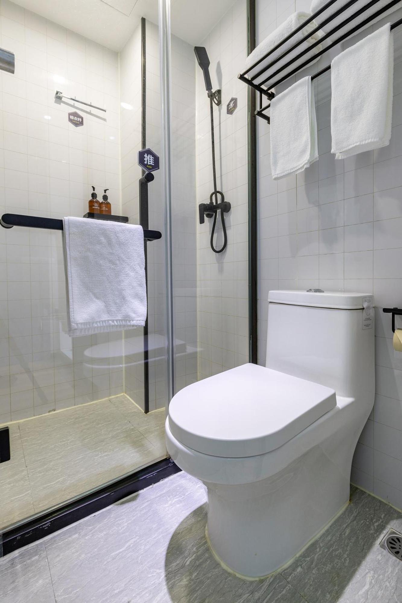 Hotel Yibai - Jiangwan Town Dabaishu Subway Station Branch 2*